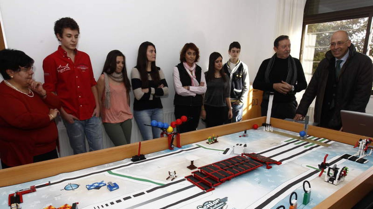 Sánchez Pascuala, junto al director del centro y a Gordón.
