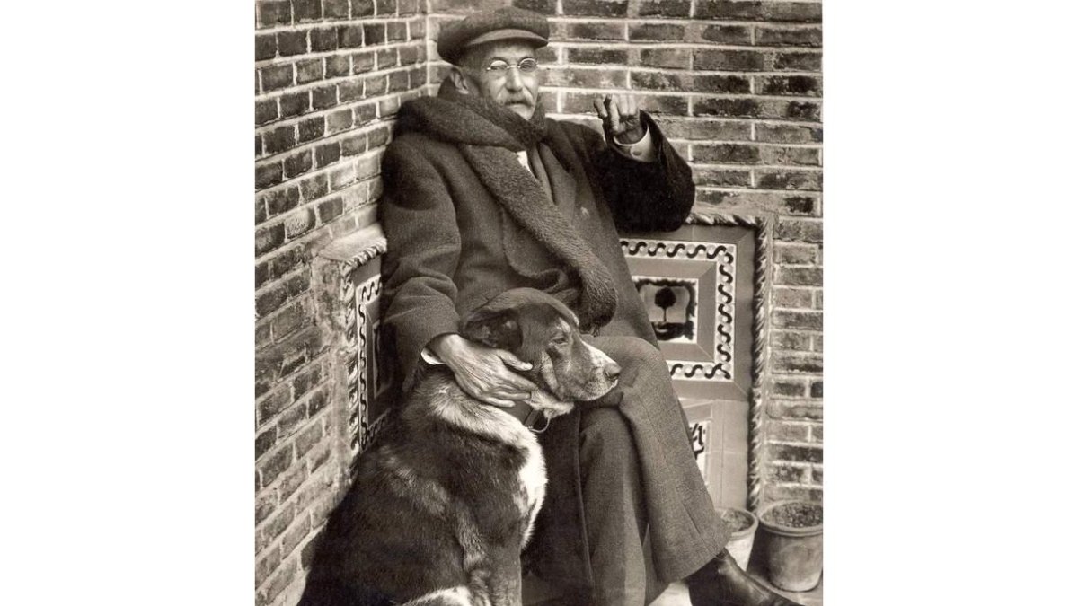 Benito Pérez Galdós con su perro en una foto que se conserva en su casa-museo