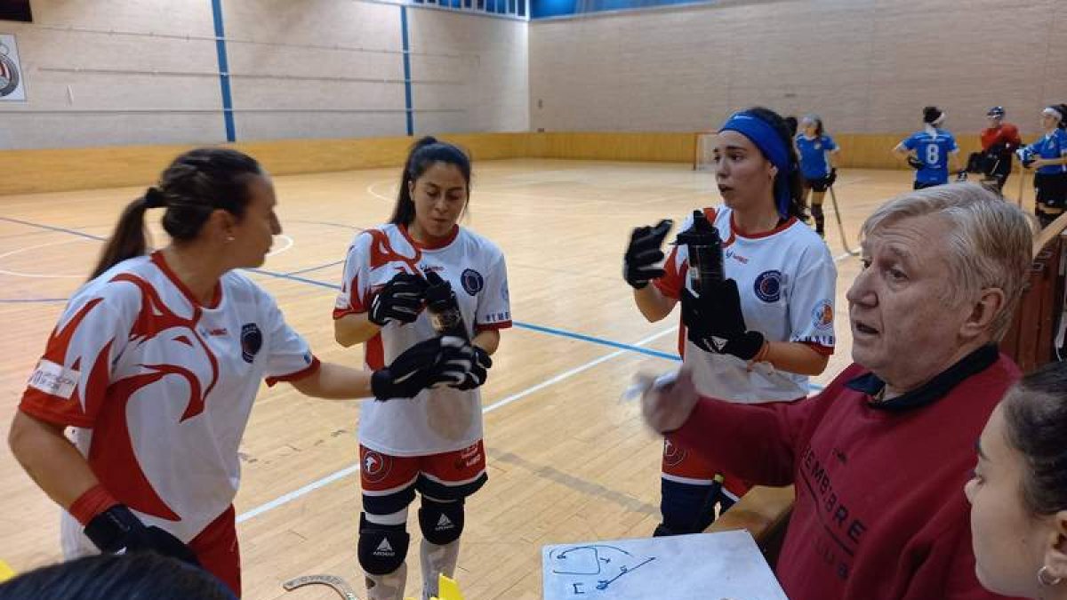 Carlos Figueroa, entrenador del Bembibre Hockey Club, mantiene líder a su equipo. J. PÉREZ