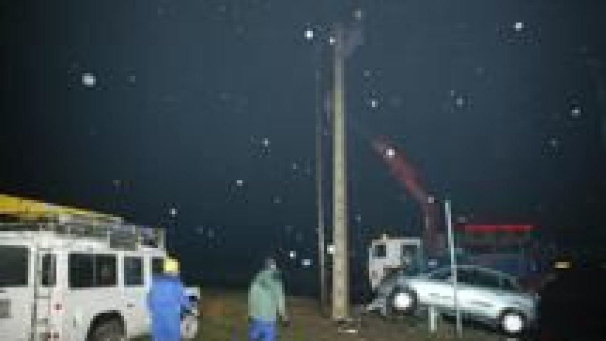 Técnicos de Unión Fenosa trabajaban para que el poste no se cayera
