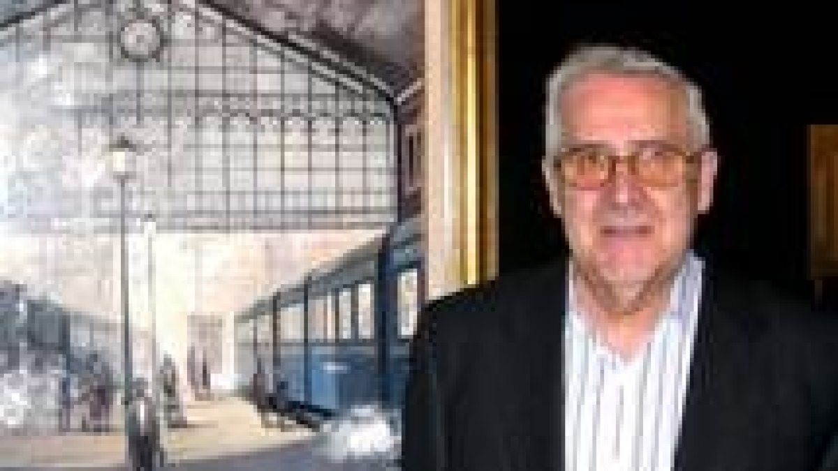 El artista madrileño Pina Lupiáñez, delante de una de sus obras más representativas