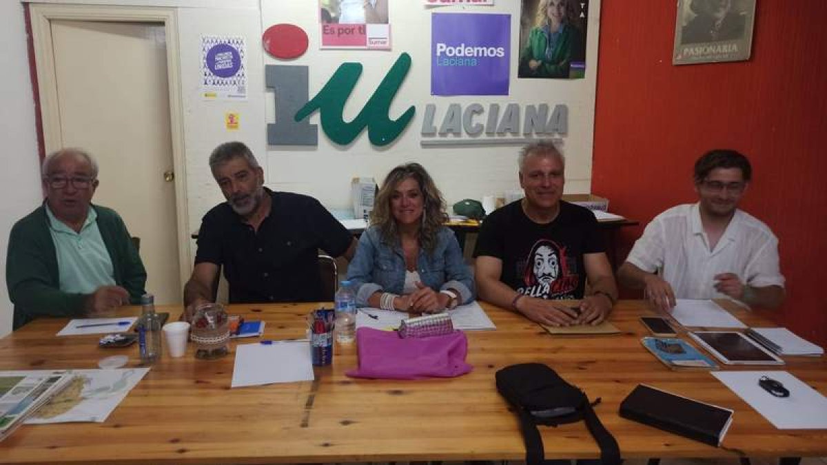 La coalición, durante la rueda de prensa. ARAUJO