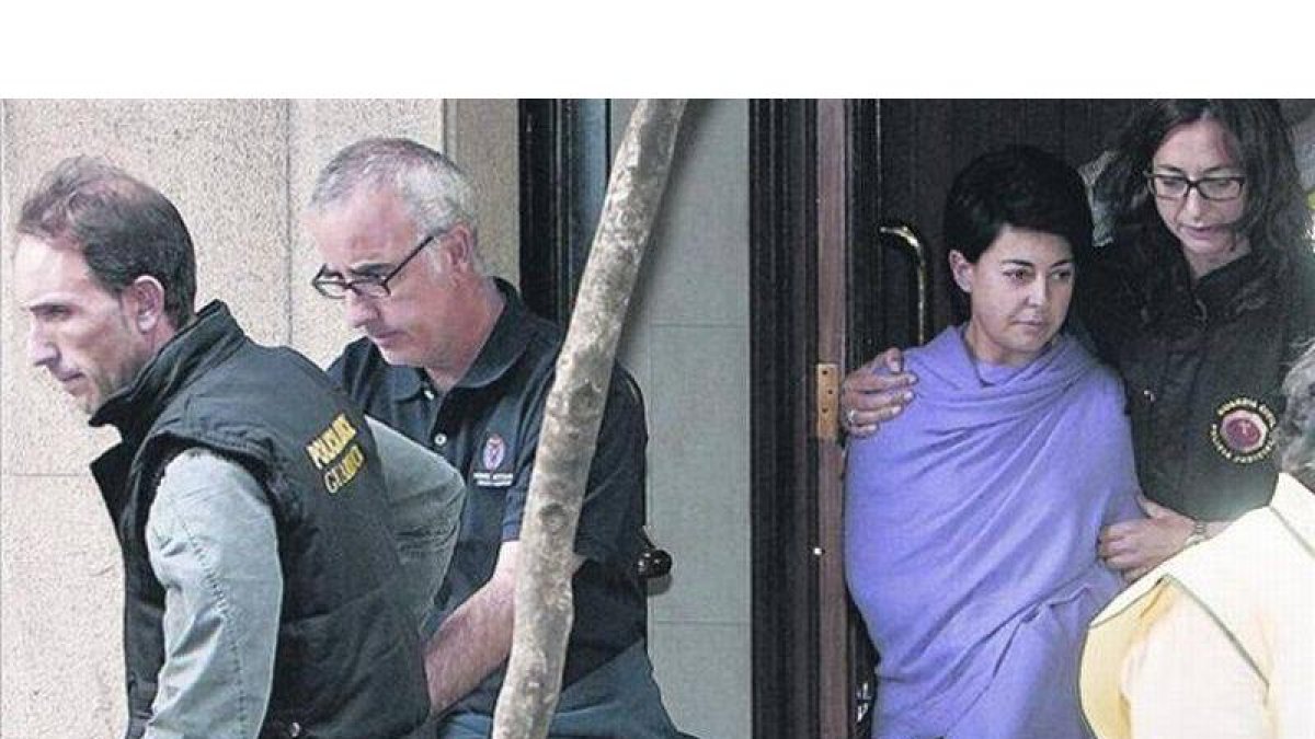 Alfonso Basterra y Rosario Porto, custodiados durante un registro policial, el 26 de septiembre.