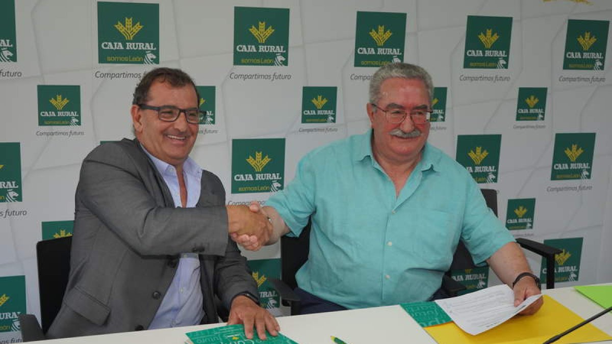 Narciso Prieto, director de Comunicación de Caja Rural, y Ángel Rivero sellan el convenio. J. NOTARIO