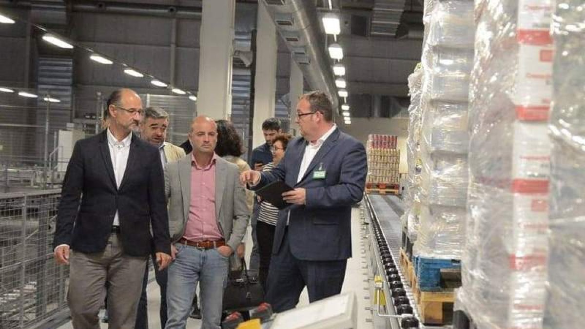 Fuentes, ayer durante su visita al centro de Mercadona. DL