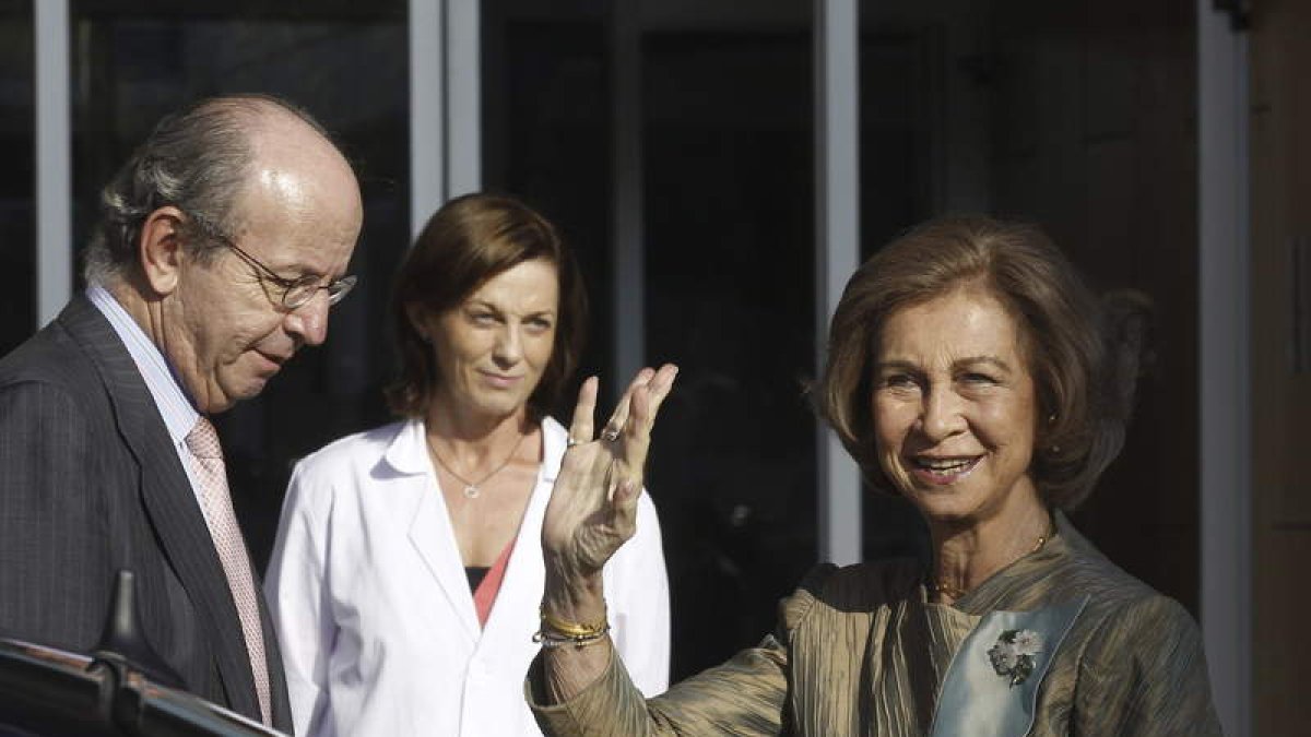 La reina Sofía, acompañada por Rafael Spottorno, a su llegada ayer al Hospital Quirón.