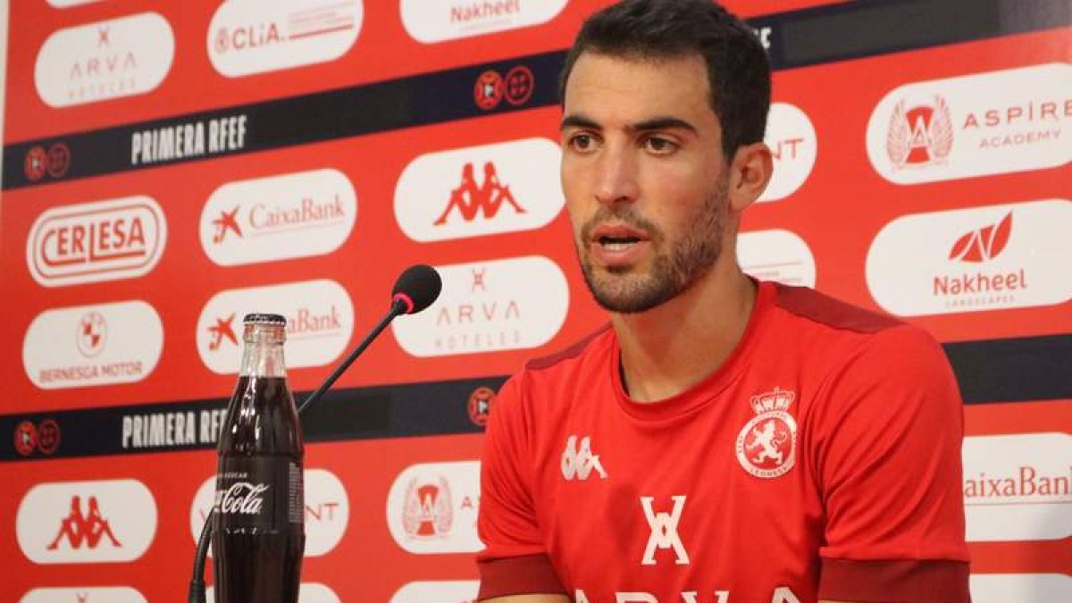 Claudio Medina durante la rueda de prensa ofrecida en la mañana de ayer en el Reino de León. CYDL