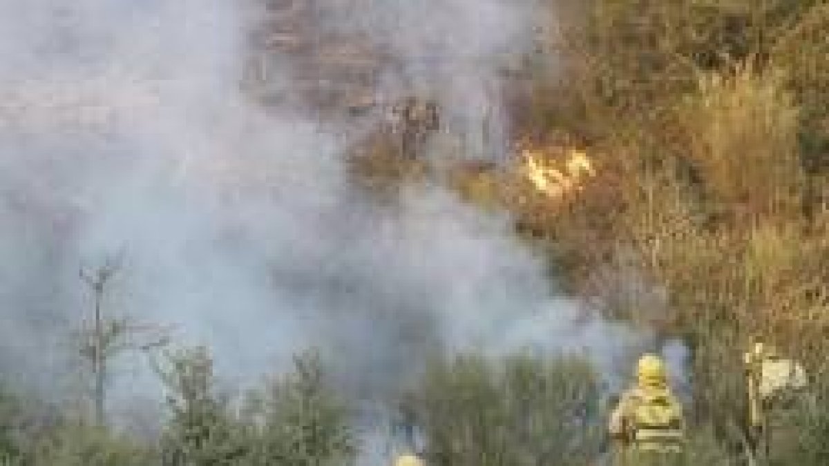 Una brigada antiincendios se afana en apagar un fuego en mayo, en el alto Órbigo
