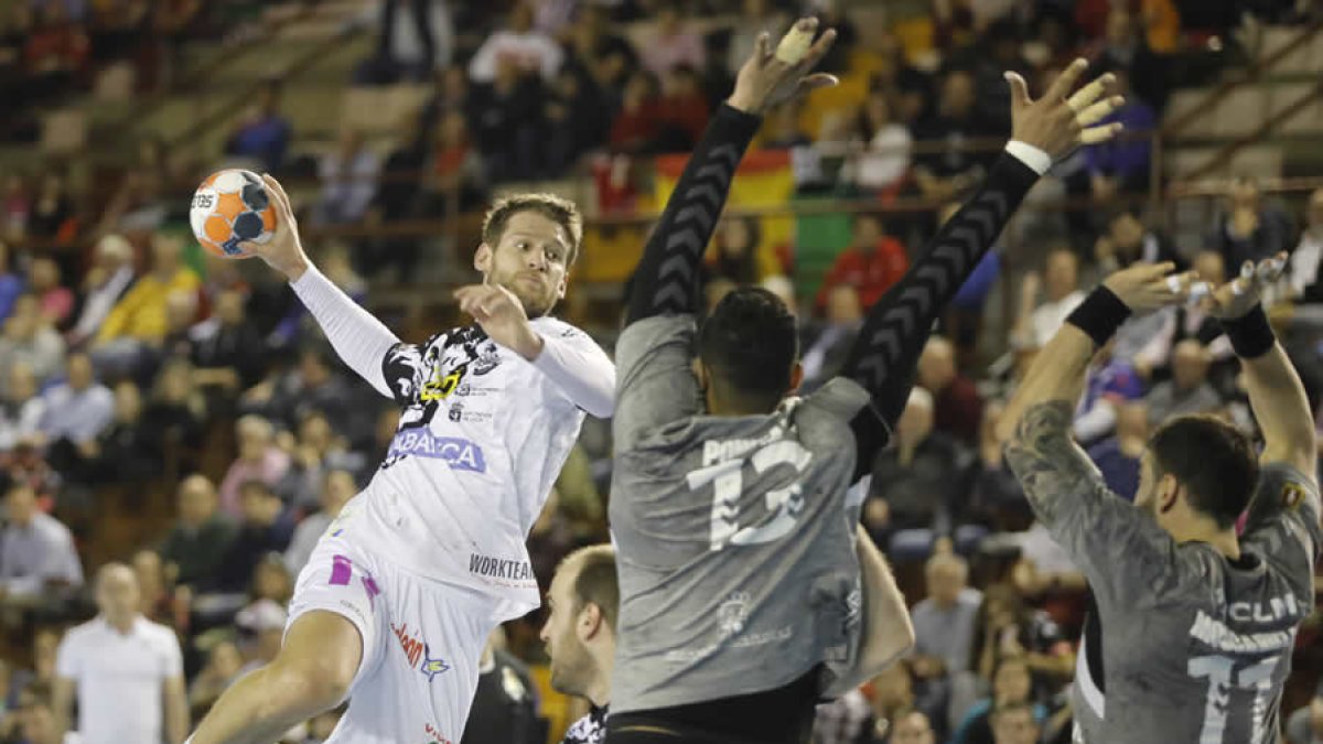 Iván Mosic es uno de los jugadores que no sabe si verá ampliado su contrato