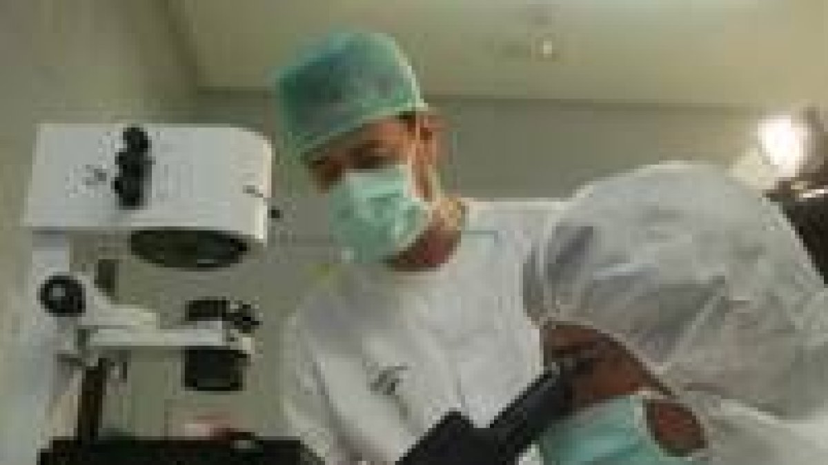 El alcalde en el laboratorio del Banco de Tejidos de la Clínica San Francisco