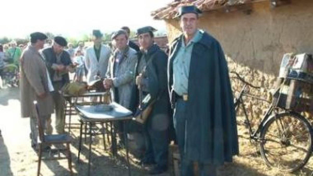 Representación de la taberna con la llegada de la Guardia Civil.