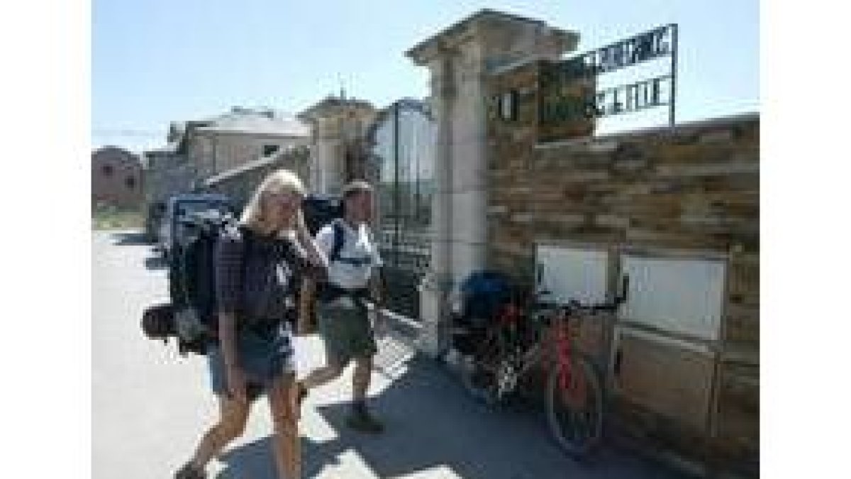 Una pareja de peregrinos, a las puertas del albergue de Ponferrada