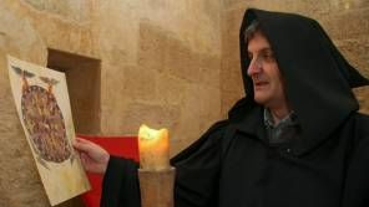 Un vecino ataviado como Maius, exigiendo el regreso del códice