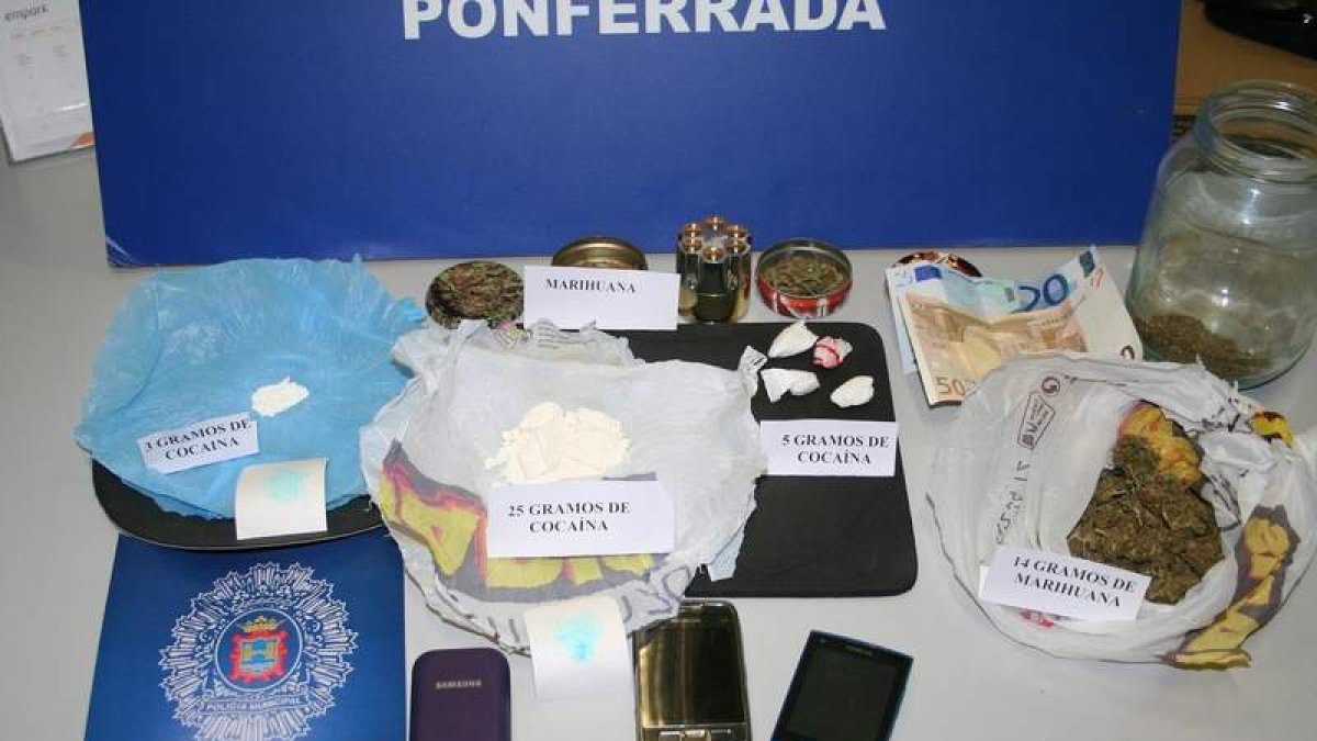 Droga y material incautado por la Policía Local.