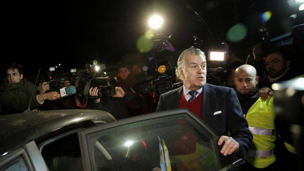 El extesorero del PP Luis Bárcenas, a punto de entrar en el coche a su salida de la cárcel madrileña de Soto del Real, este jueves.