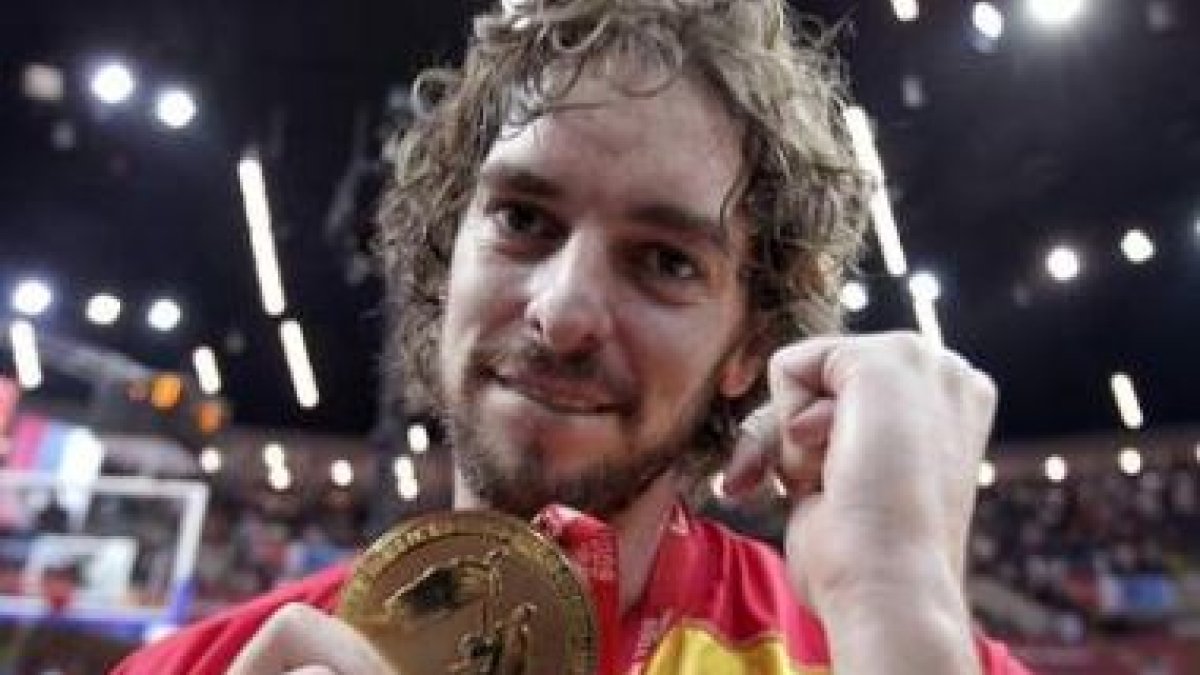 Gasol, feliz con su medalla de oro en el Europeo.