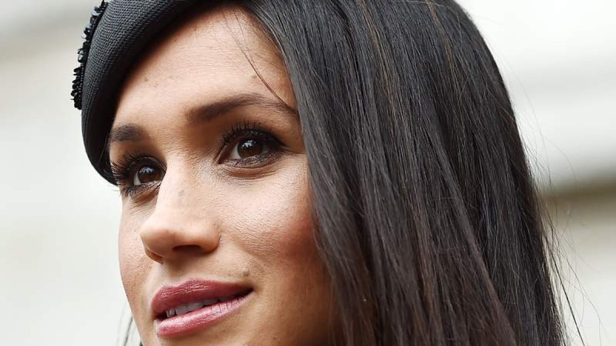 La prometida del príncipe Enrique de Inglaterra, Meghan Markle, sale de la Abadía de Westminster tras asistir al acto que conmemora el Día Anzac, la fiesta nacional de Australia y Nueva Zelanda.