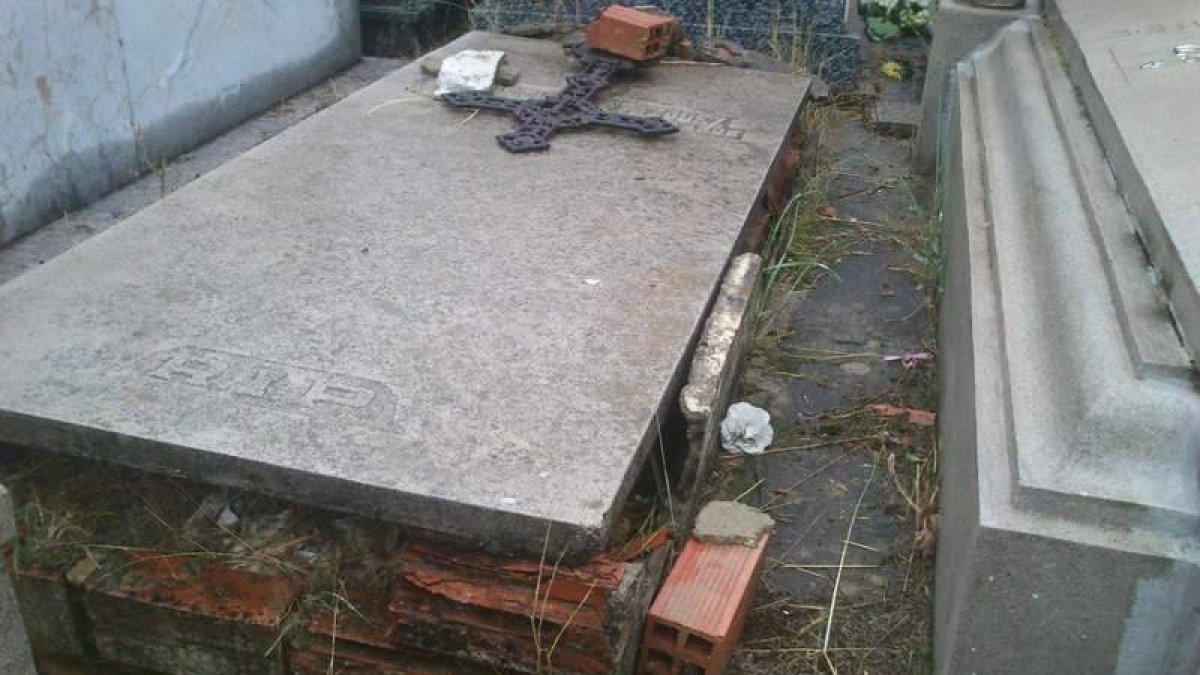 Estado que muestra la deficiente conservación del cementerio que denuncian muchos propietarios.