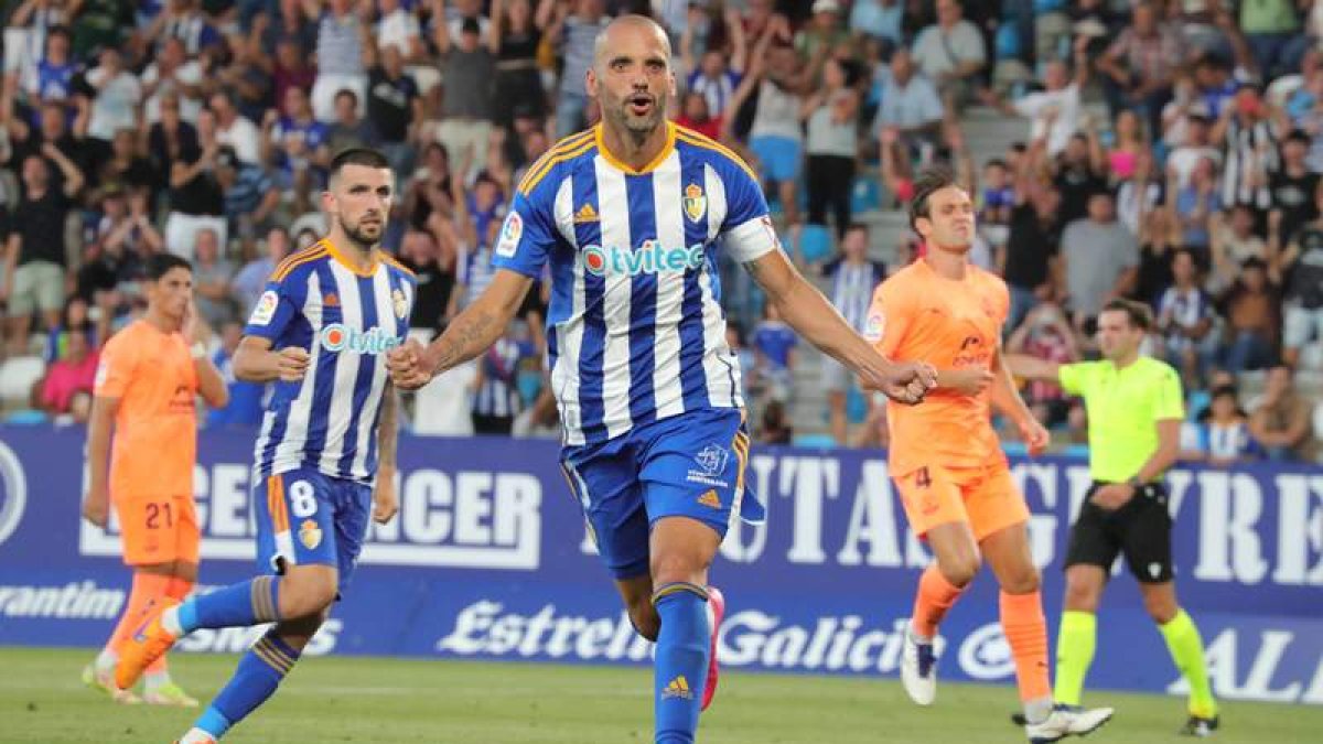 Yuri estrenó su cuenta goleadora de esta temporada marcado los dos goles de la Deportiva que colocan a esta en puesto de ascenso directo a Primera División. A. BARREDO.