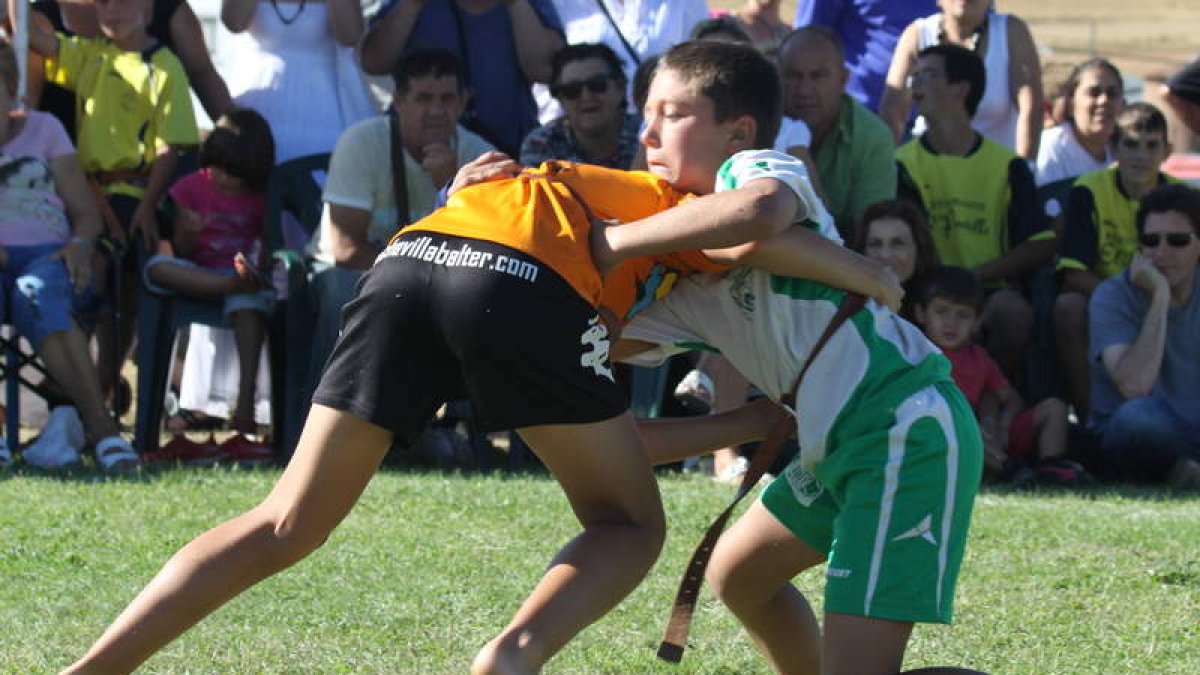 Rubén Cerezal en combate seguido por su padre en sus comienzos en la base. A. B.