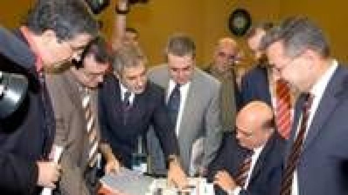 Imagen de archivo de una reunión entre los portavoces de la comisión del 11-M