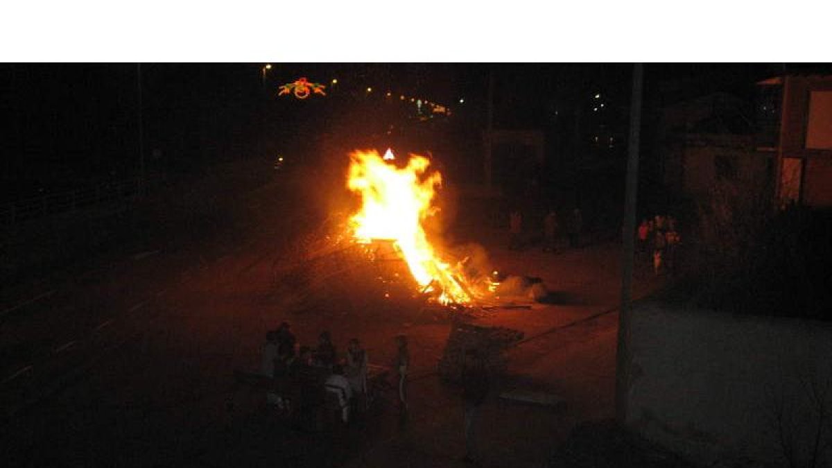 Una de las hogueras prendidas el año pasado en la noche de Reyes en Santa Marina del Rey.