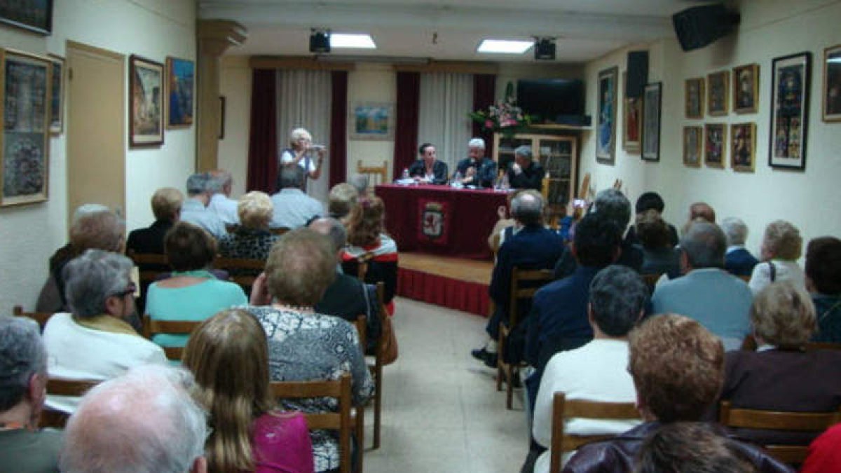 Un centenar de asistentes acudieron a la cita.