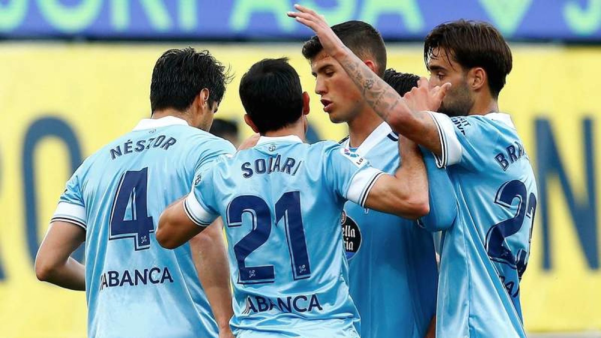 Solari celebra con sus compañeros el cuarto gol del Celta. D. C.