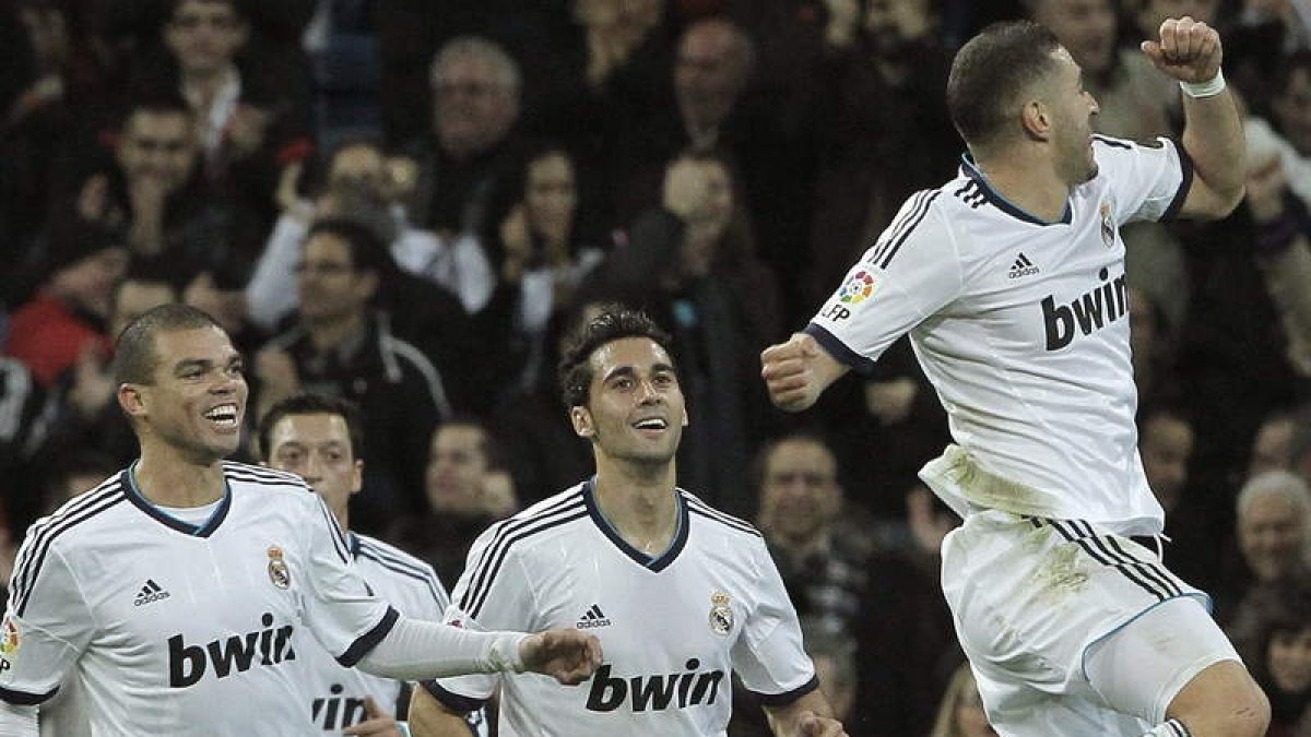 El delantero francés del Real Madrid, Karim Benzema, celebra su gol, el tercero de su equipo, acompañado por Pepe y Arbeloa.
