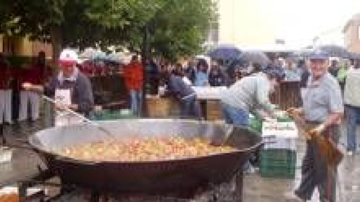 Los visitantes pudieron disfrutar de la gran pimientada a cargo de la asociación Fraxino