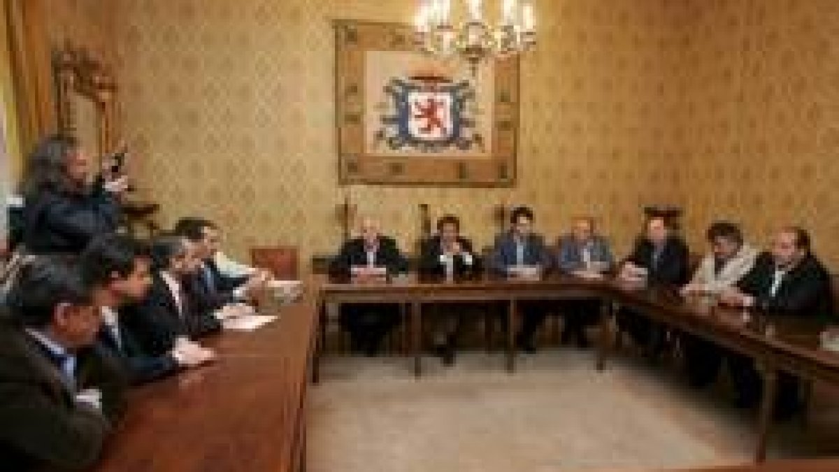 La redacción del estudio se decidió en una reunión en la Diputación en mayo del año pasado