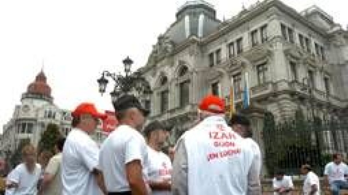Trabajadores de Izar en la concentración que mantuvieron frente a la sede del Parlamento asturiano