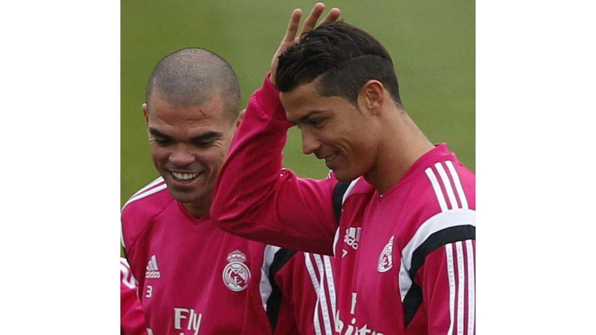 Pepe, a la izquierda, dialoga con Cristiano Ronaldo durante el entrenamiento madridista.