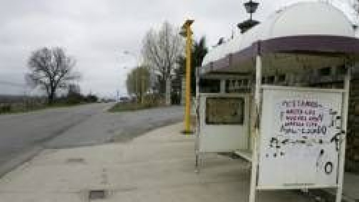 Los usuarios de la carretera de Carbajal están hartos de baches