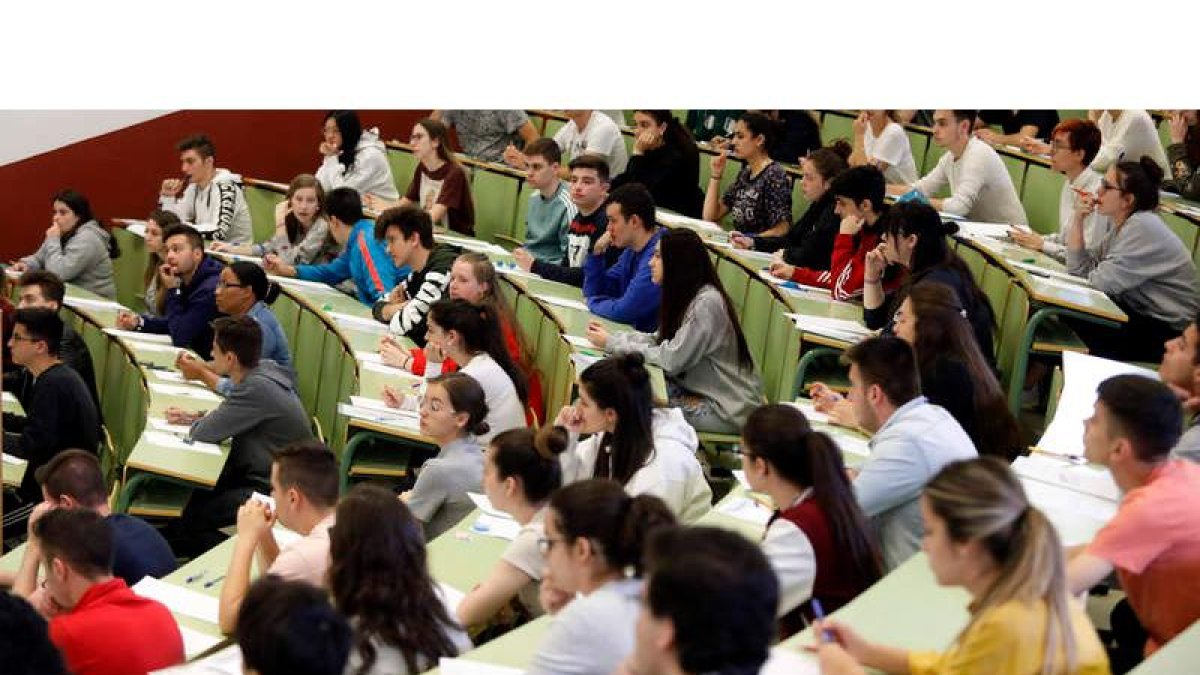 Los estudiantes del distrito de León a punto de comenzar con Lengua y Literatura en la Facultad de Derecho. MARCIANO PÉREZ