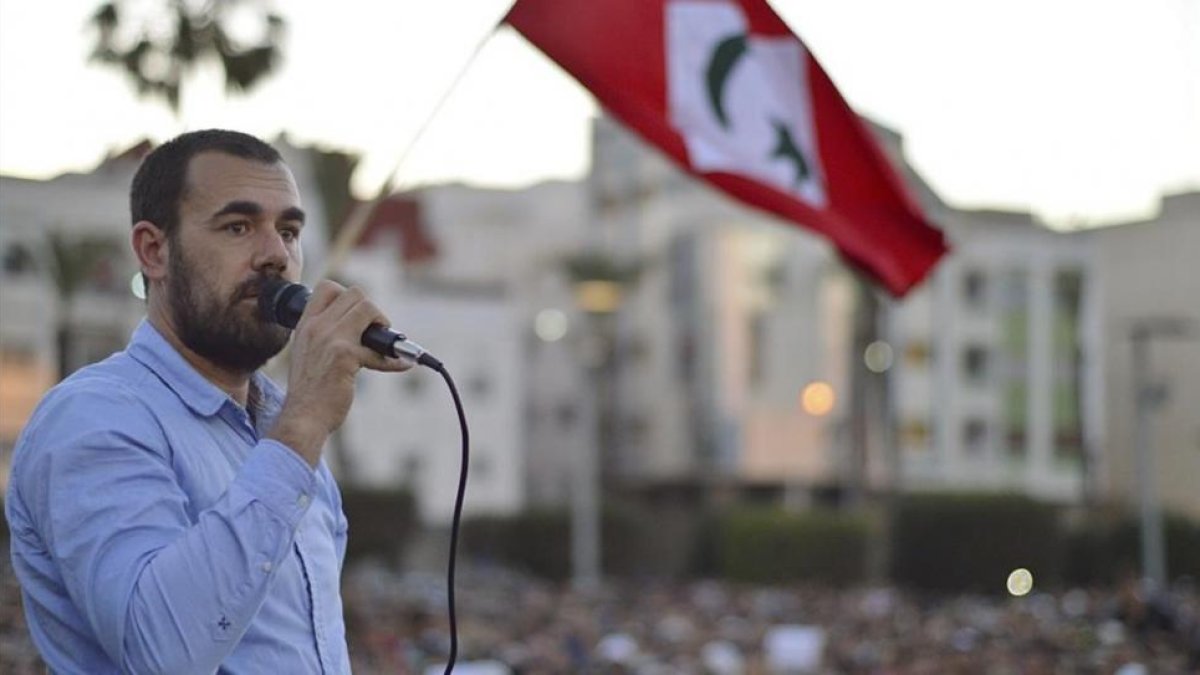 Zafzafi, durante una arenga ante decenas de miles de personas al final de una marcha multitudinaria, en Alhucemas, el 25 de mayo