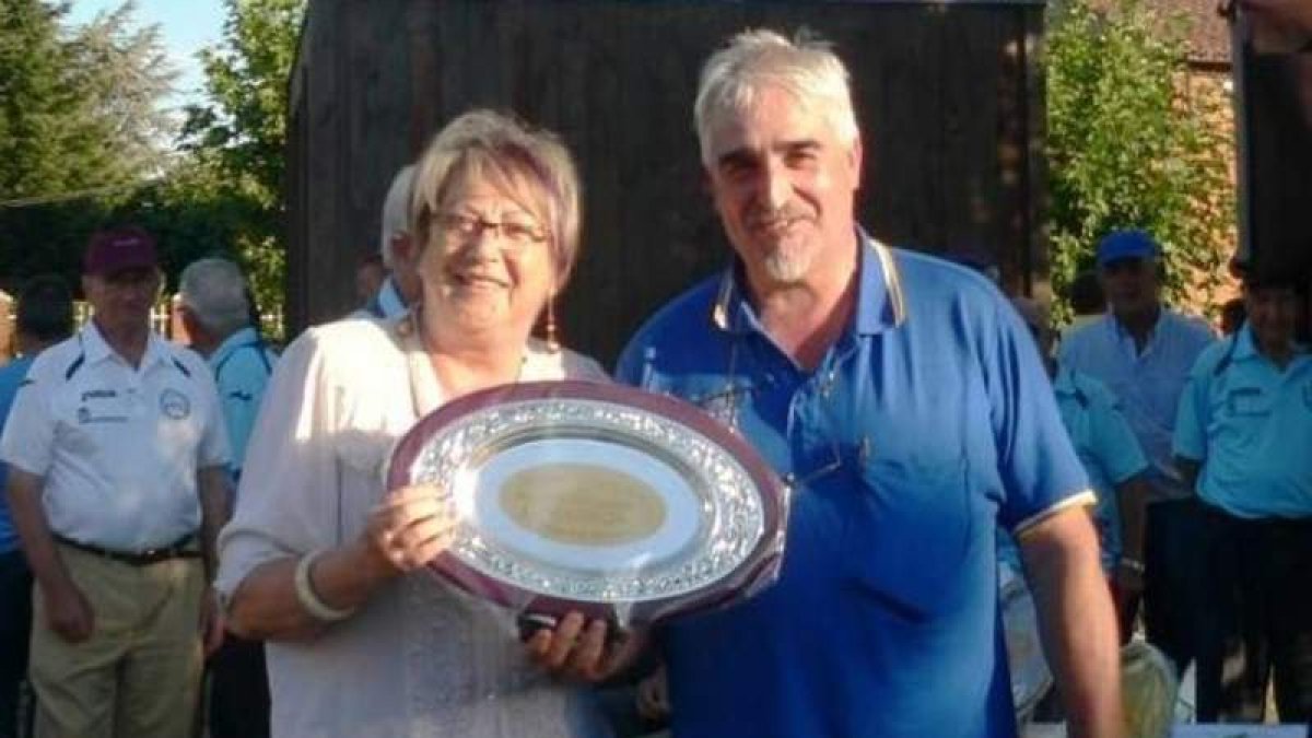 La alcaldesa de Mansilla Mari Paz Diez entrega el trofeo a Joaquín.