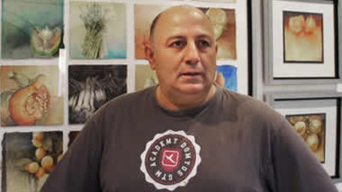 José Juárez Pérez posa junto a una de sus obras.