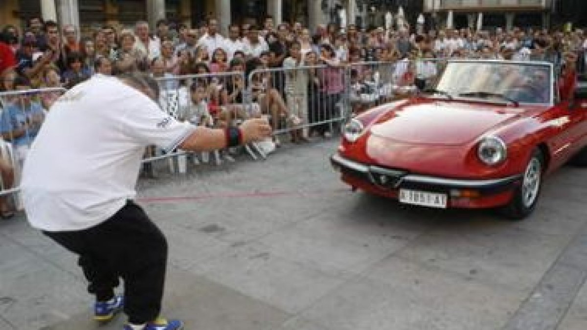 Luis Jiménez eligió todo un clásico en turismos, un Alfa Romeo Spider, para arrastrarlo con el pene.