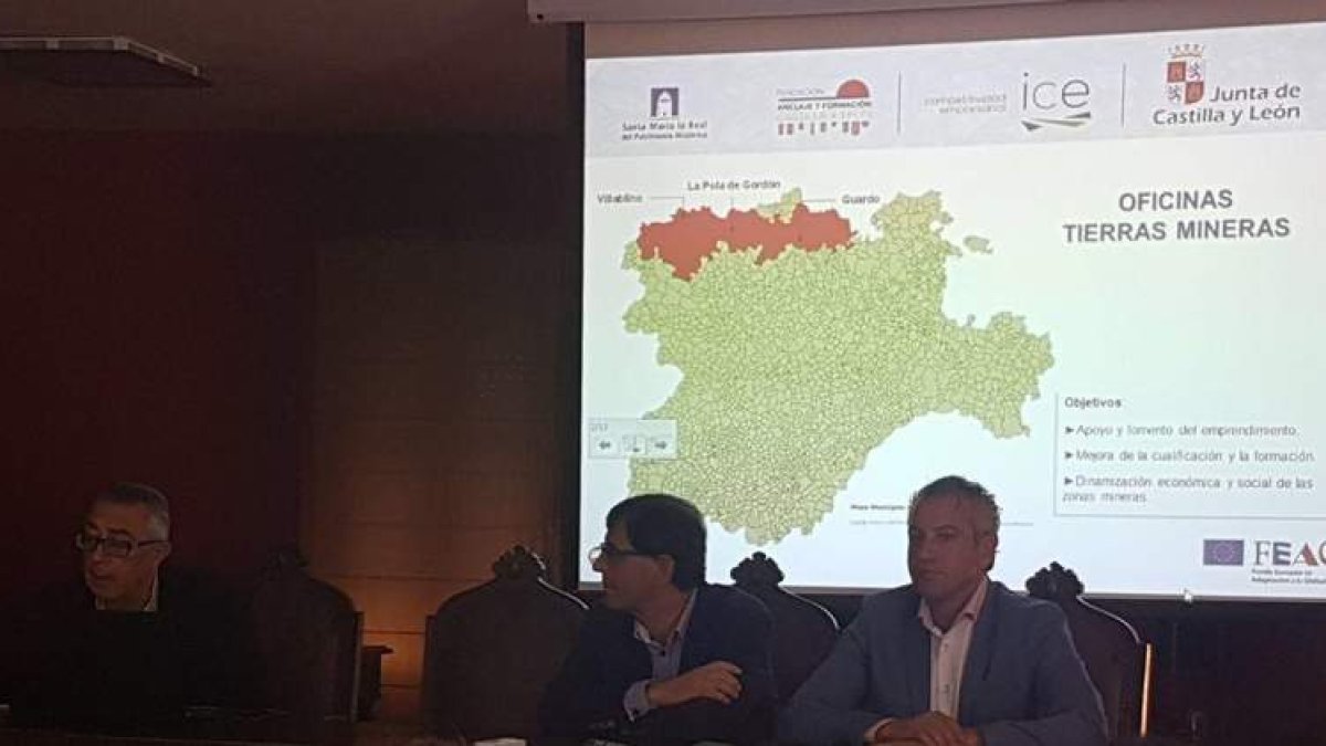 La presentación del plan se realizó en el salón de plenos del Ayuntamiento de Cistierna. CAMPOS