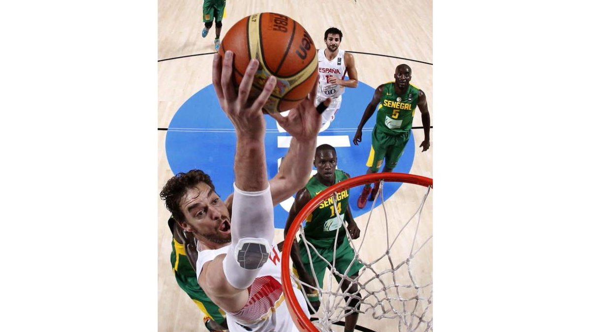 Pau Gasol salta por encima de sus defensores para anotar