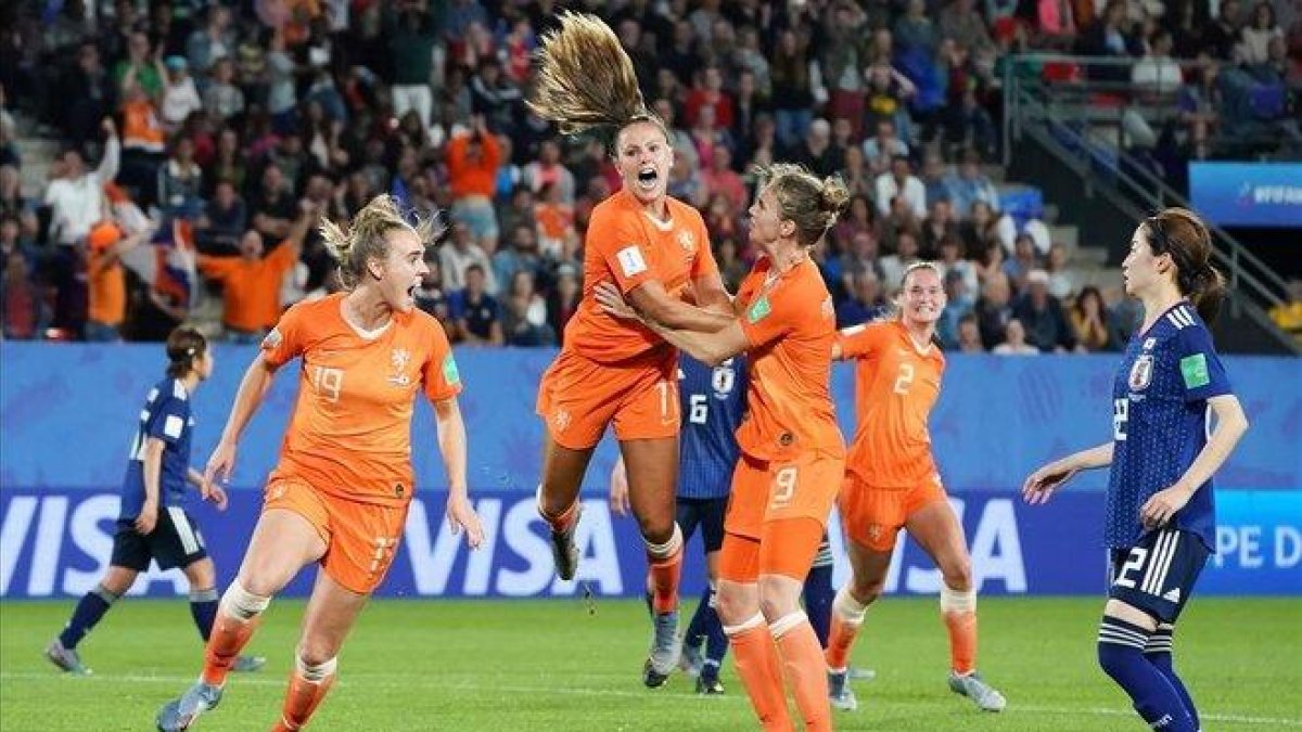 La azulgrana Lieke Martens celebra el martes su gol marcado de penalti en el minuto 90.