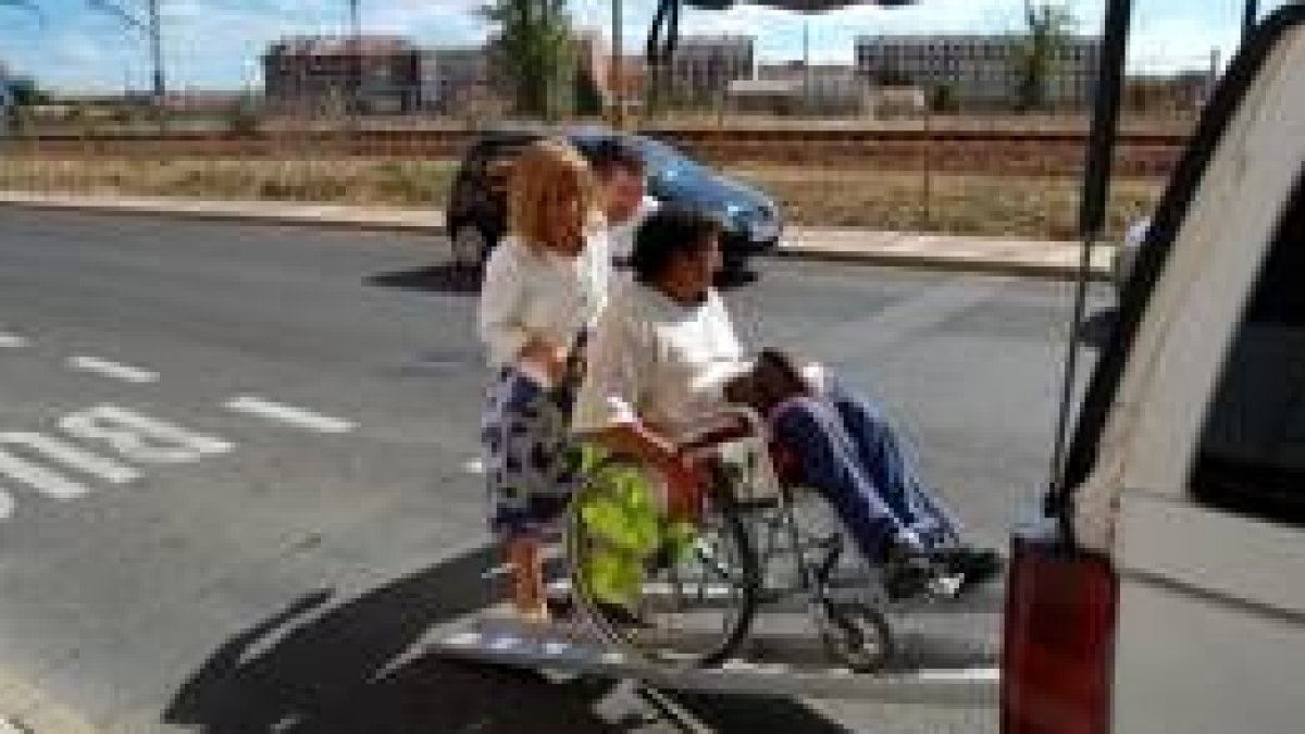 La alcaldesa de San Andrés, María Eugenia Gancedo, comprobó la accesibilidad de los nuevos vehículos