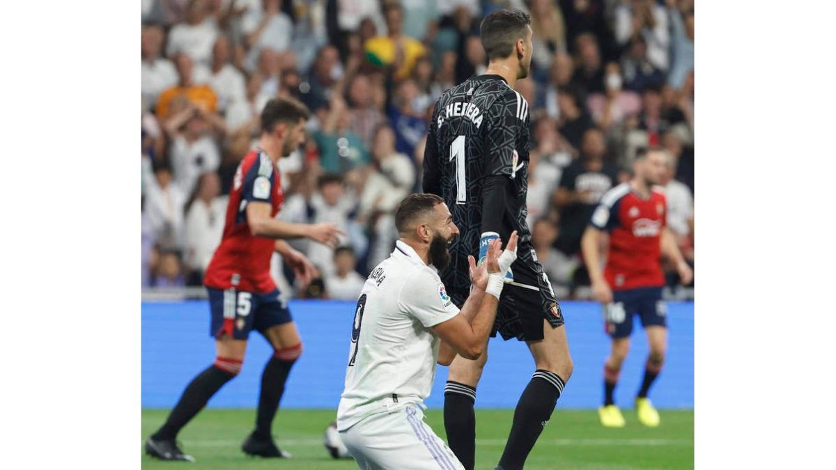 Benzema no tuvo su día tras regresar de su lesión y falló un penalti en la segunda mitad. CHEMA MOYA