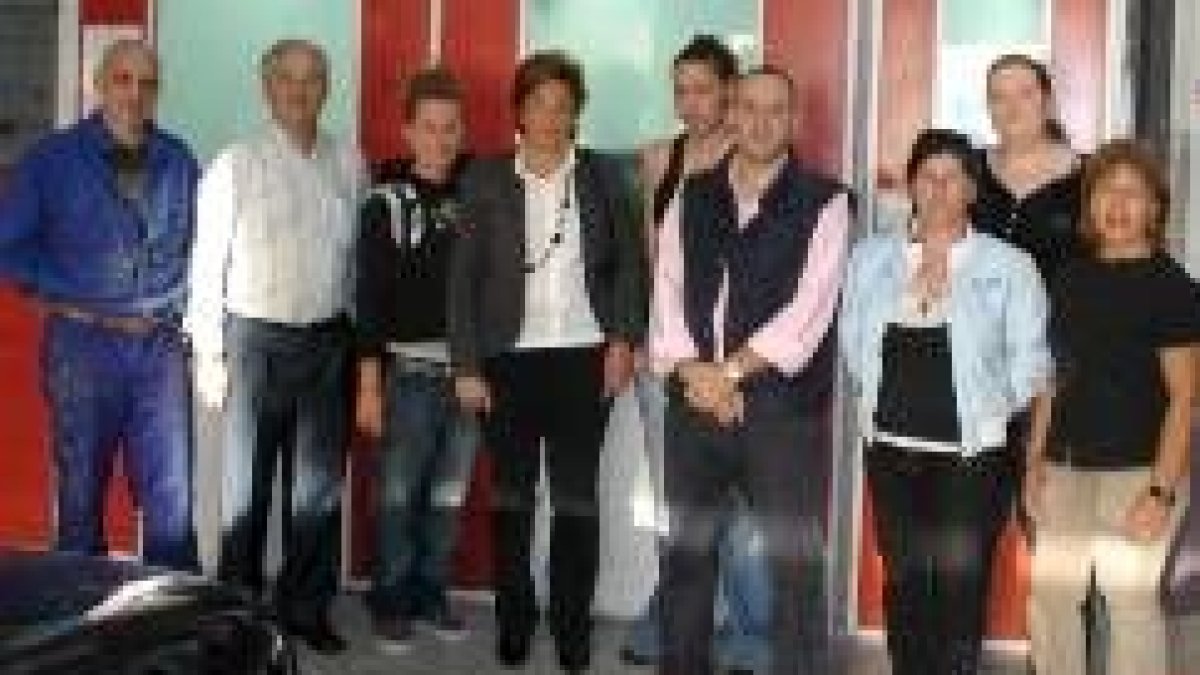 Participantes en el taller de pintura de automóviles para mujeres