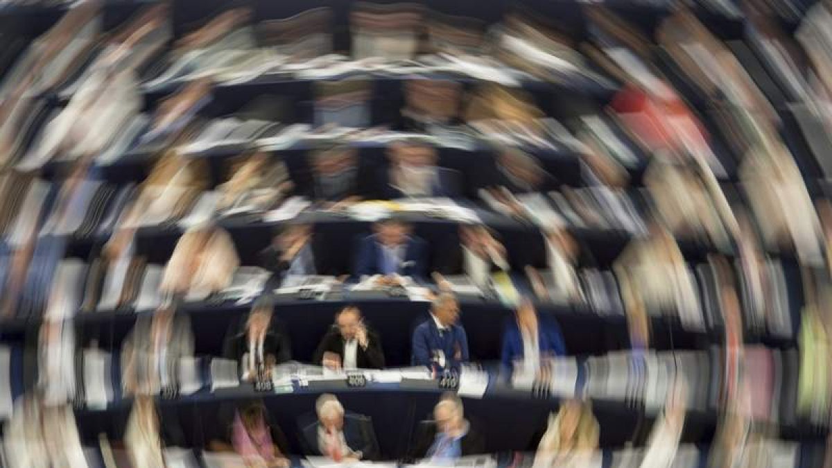 Imagen tomada ayer en el Parlamento Europeo, donde se ratificó el acuerdo. PATRICK SEEGER