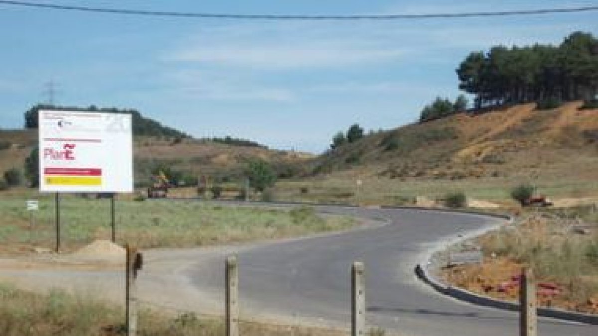 La vía será reforzada con una plataforma de hormigón y un carril bici.