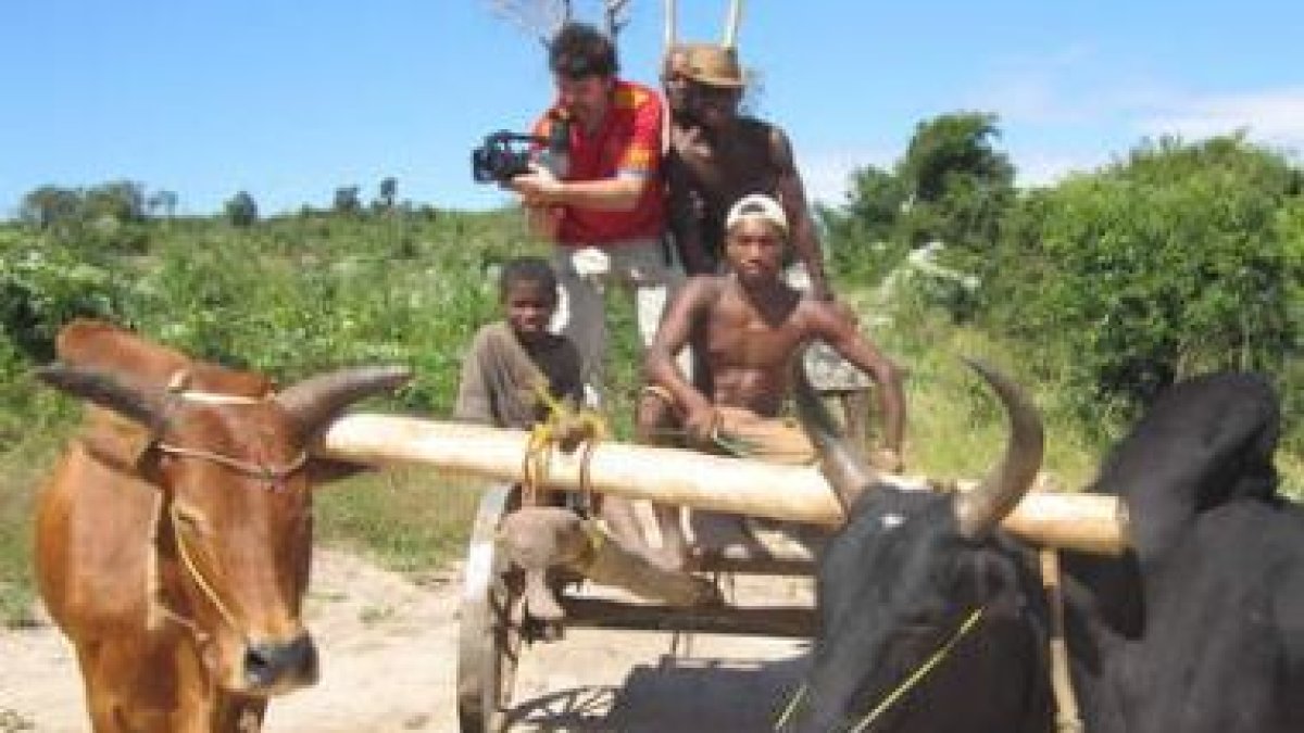 Manolo González, con la camiseta de la selección, grabando parte de su documental sobre Madagascar.