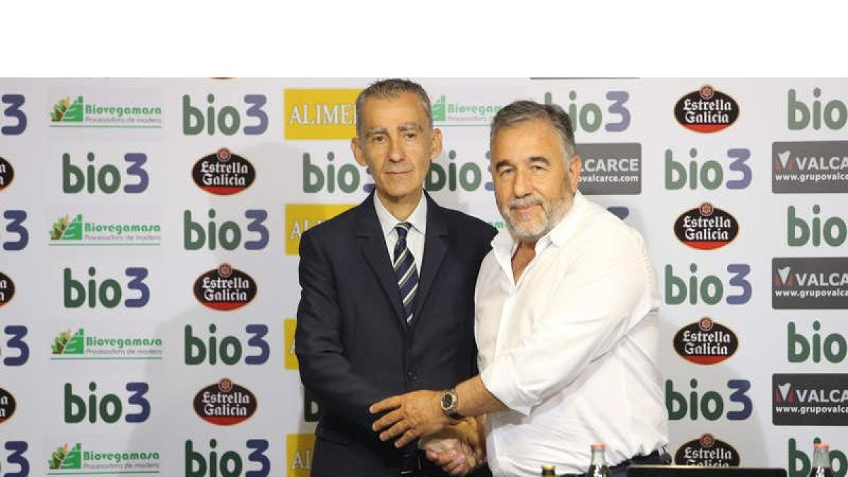 El nuevo entrenador de la Ponferradina, Carlos Terrazas, ayer durante su presentación como nuevo entrenador. L. DE LA MATA
