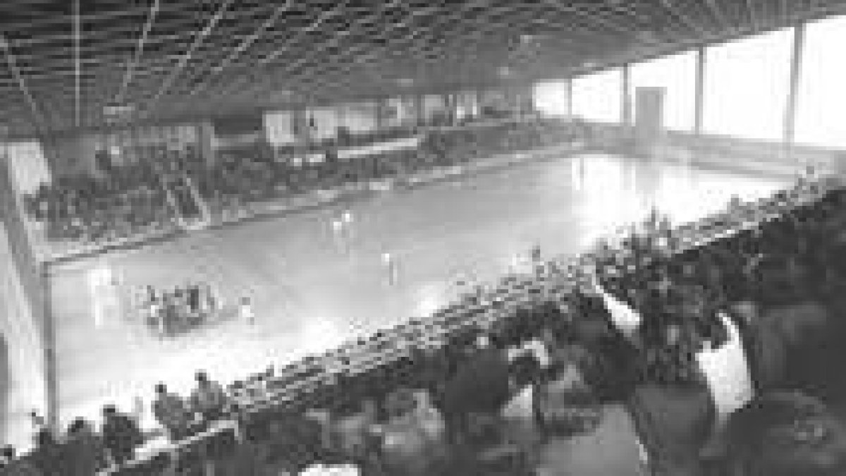 Abajo, la afición vibra en un partido del Ademar.